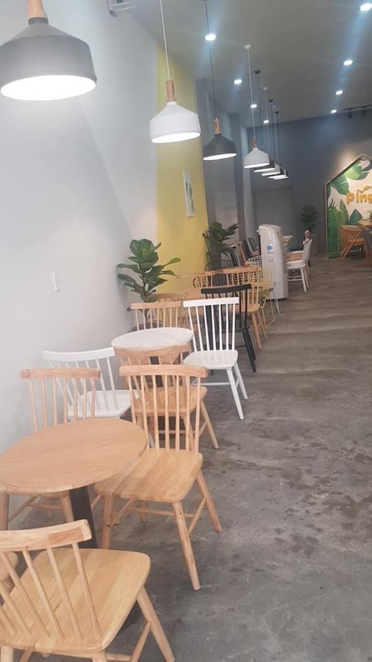 Bàn ghế gỗ quán cafe