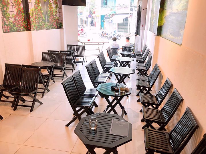 Bàn ghế gỗ xếp quán cafe