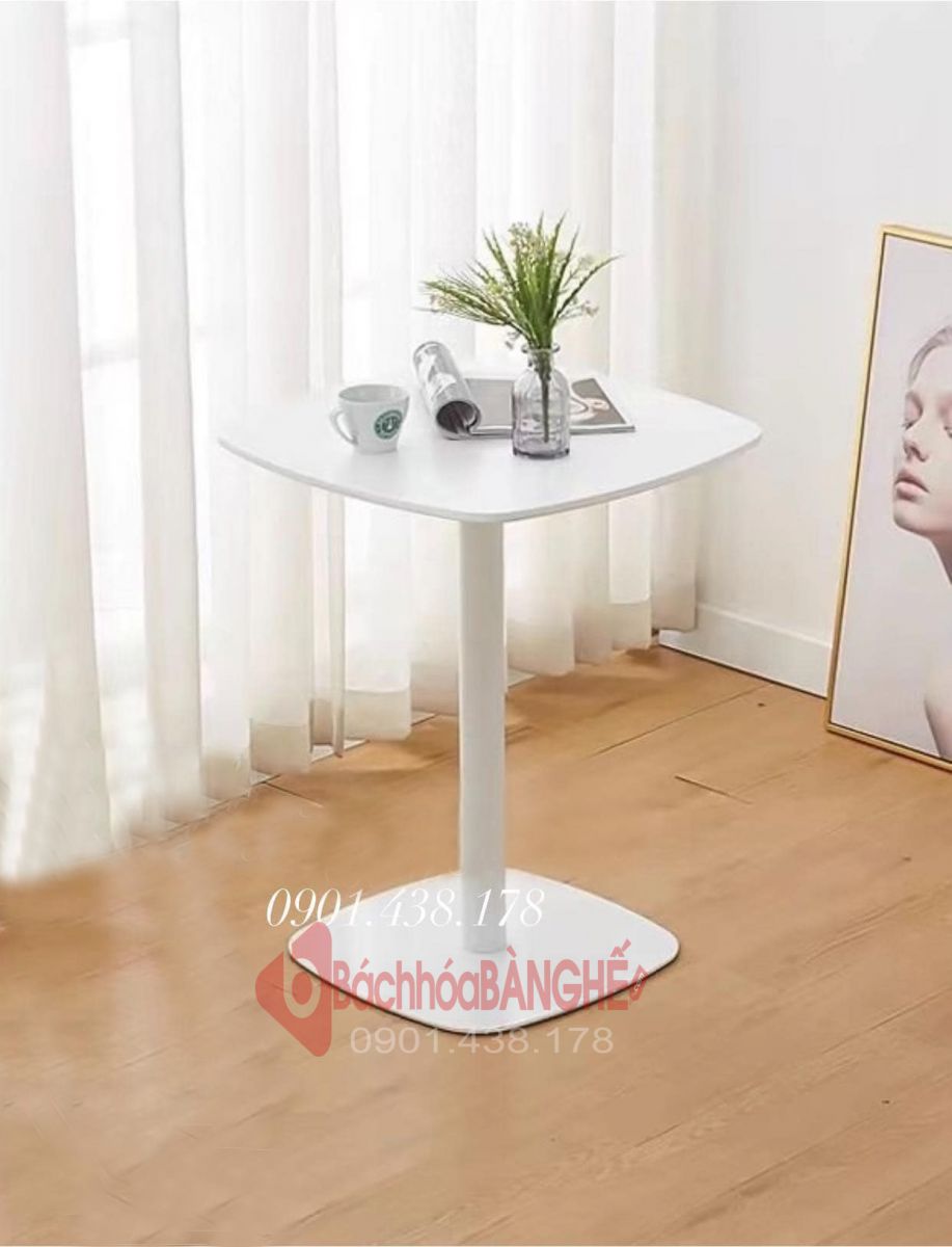 Bàn vuông cafe decor chân sắt mặt gỗ cách điệu BST010 Bàn vuông decor MDF kết hợp mặt bàn và chân bàn được thiết kế cách điệu, tạo điểm nhấn cho không gian nội thất. Mặt bàn làm từ vật liệu MDF chất lượng cao. Chân bàn thường được chế tác với hình dáng và đường nét đặc biệt, tạo nên sự sang trọng và độc đáo cho bàn. Sự kết hợp này không chỉ mang lại tính thực tế mà còn làm tôn lên vẻ thanh lịch, sang trọng của không gian trang trí.  Bạn có thể sử dụng Bàn vuông cafe decor chân sắt mặt gỗ cách điệu BST010 cho quán cafe trà sữa, căn hộ, studio, tiếp khách cửa hàng, văn phòng,....   Kích thước mặt bàn D600mm, cao 720mm. Mặt gỗ MDF, chân thép sơn tĩnh điện. Màu: đen, trắng.