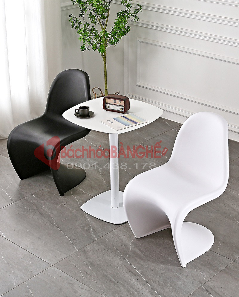 Bàn vuông cafe decor chân sắt mặt gỗ cách điệu BST010 Bàn vuông decor MDF kết hợp mặt bàn và chân bàn được thiết kế cách điệu, tạo điểm nhấn cho không gian nội thất. Mặt bàn làm từ vật liệu MDF chất lượng cao. Chân bàn thường được chế tác với hình dáng và đường nét đặc biệt, tạo nên sự sang trọng và độc đáo cho bàn. Sự kết hợp này không chỉ mang lại tính thực tế mà còn làm tôn lên vẻ thanh lịch, sang trọng của không gian trang trí.  Bạn có thể sử dụng Bàn vuông cafe decor chân sắt mặt gỗ cách điệu BST010 cho quán cafe trà sữa, căn hộ, studio, tiếp khách cửa hàng, văn phòng,....   Kích thước mặt bàn D600mm, cao 720mm. Mặt gỗ MDF, chân thép sơn tĩnh điện. Màu: đen, trắng.